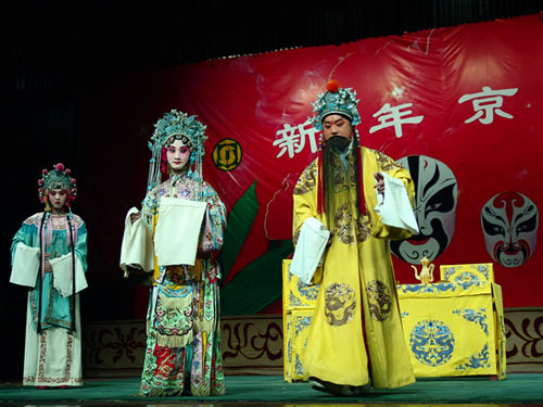 鼓角梅花添神韵，共赏国粹迎新年 ――我校第三届京剧联欢会取得圆满成功