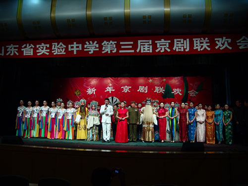 全体演员合影》