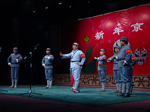 我校教师表演的《要学那泰山顶上一青松》