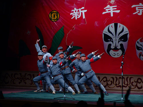 我校教师表演《要学那泰山顶上一青松》