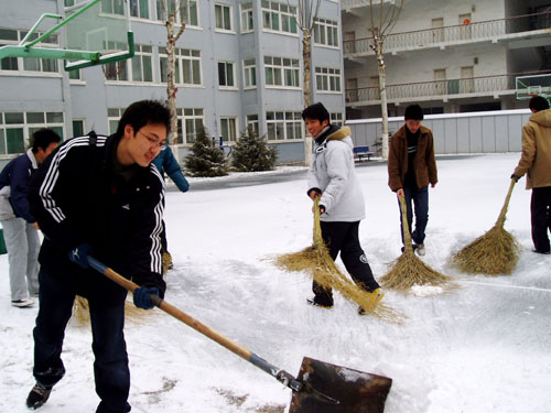 05级2班参加扫雪劳动