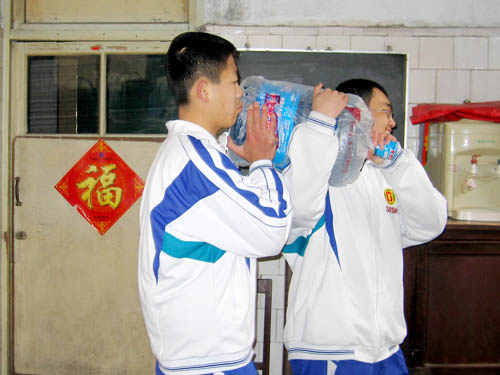 05级3班为居民送水