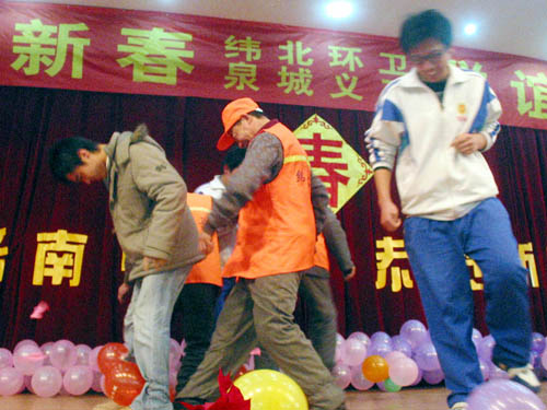 05级2班与环卫工人过小年
