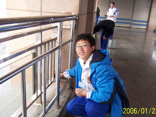 05级6班在泉城广场义务劳动