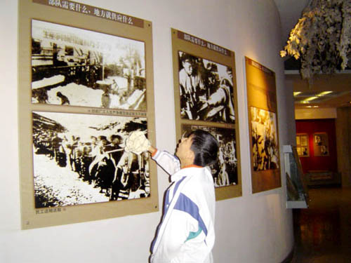 05级14班清扫展室卫生