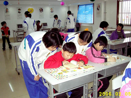 05级21班帮助福利院的孩子学习