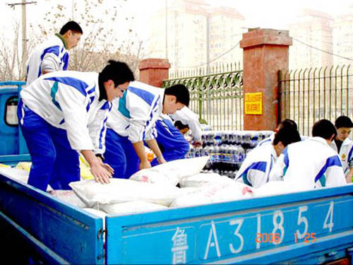 高一15班帮助市民购置年货